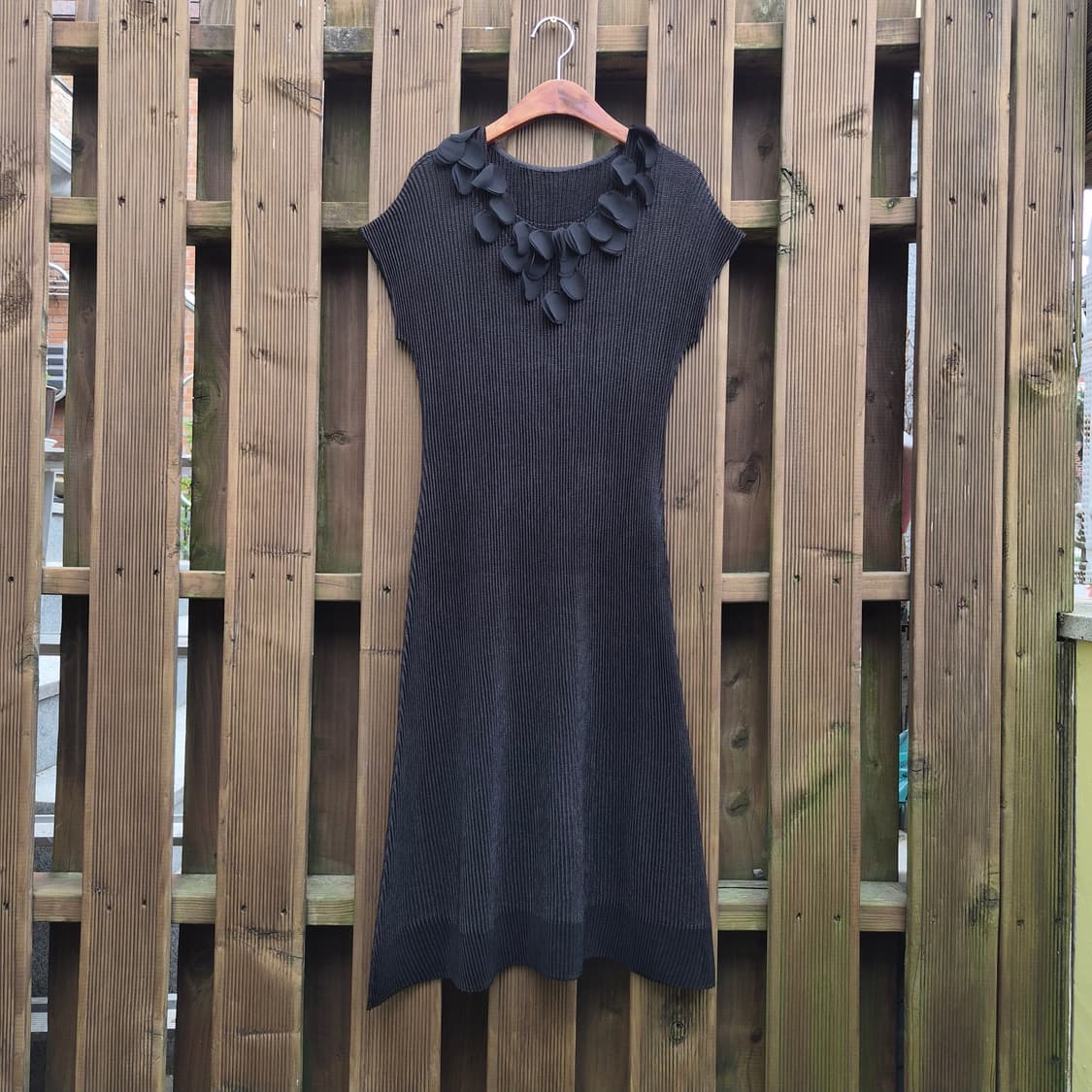 스피치오 블랙 플리츠 페탈 넥 원피스 상품이미지1