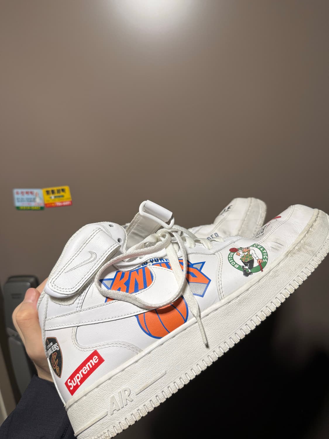 [295]나이키 x 슈프림 에어포스 1 미드 NBA 화이트 상품이미지4