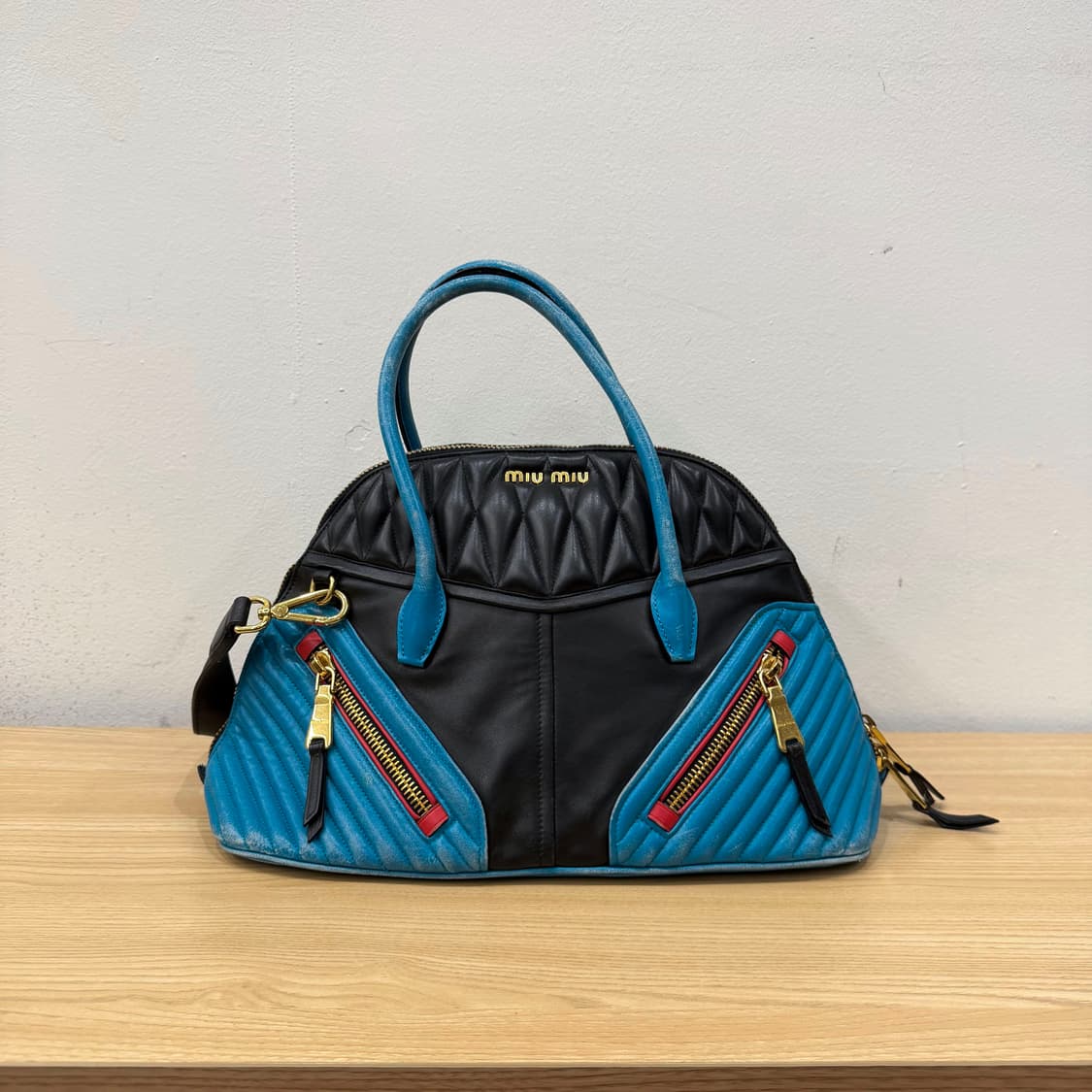 미우미우 투톤 레더 토트백 골드 로고 배색 지퍼 디테일 블랙 블루 상품이미지1