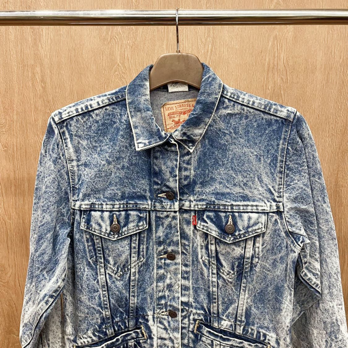 리바이스 클래식 데님 트러커 자켓 애시드 스톤 워싱 레드 탭 디테일 중청 상품이미지4