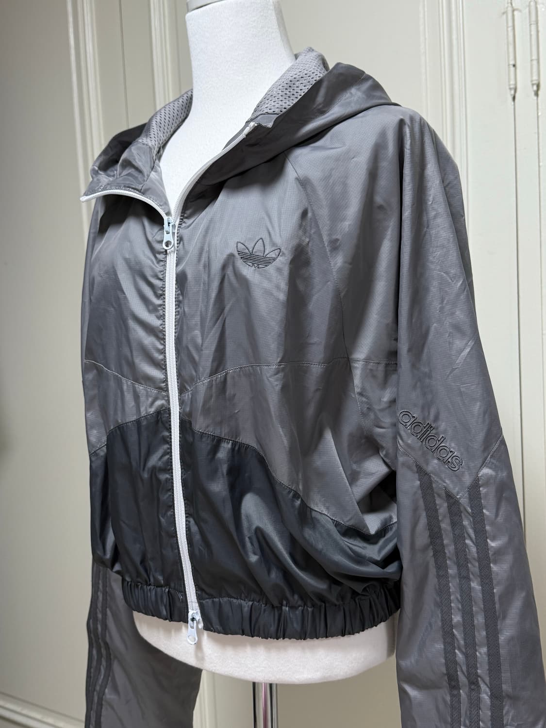 아디다스 차콜그레이 크롭 바람막이 상품이미지3