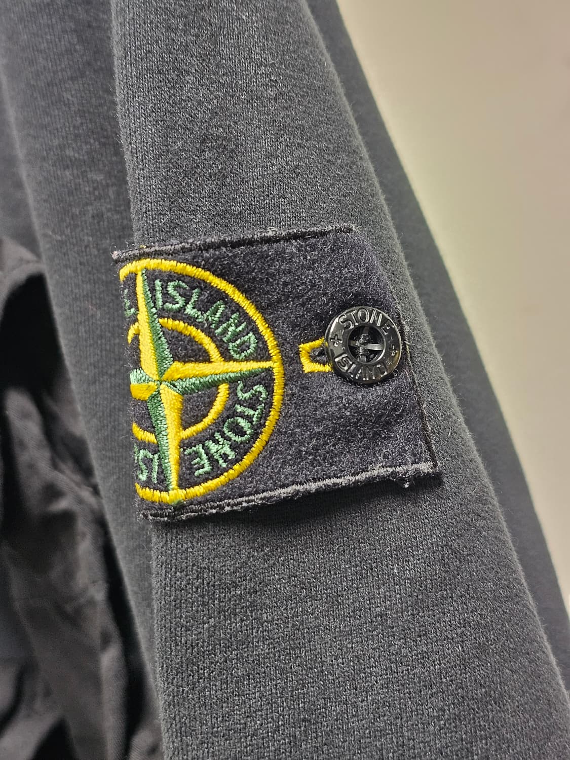 스톤아일랜드 탄창 하이 넥 스웨트셔츠 상품이미지3