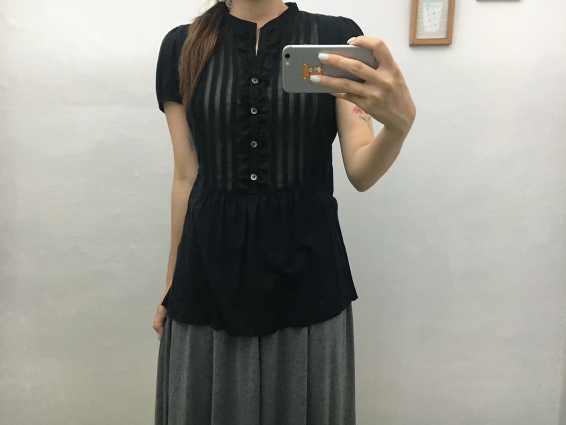 블랙 핀턱 프릴 블라우스 상품이미지2