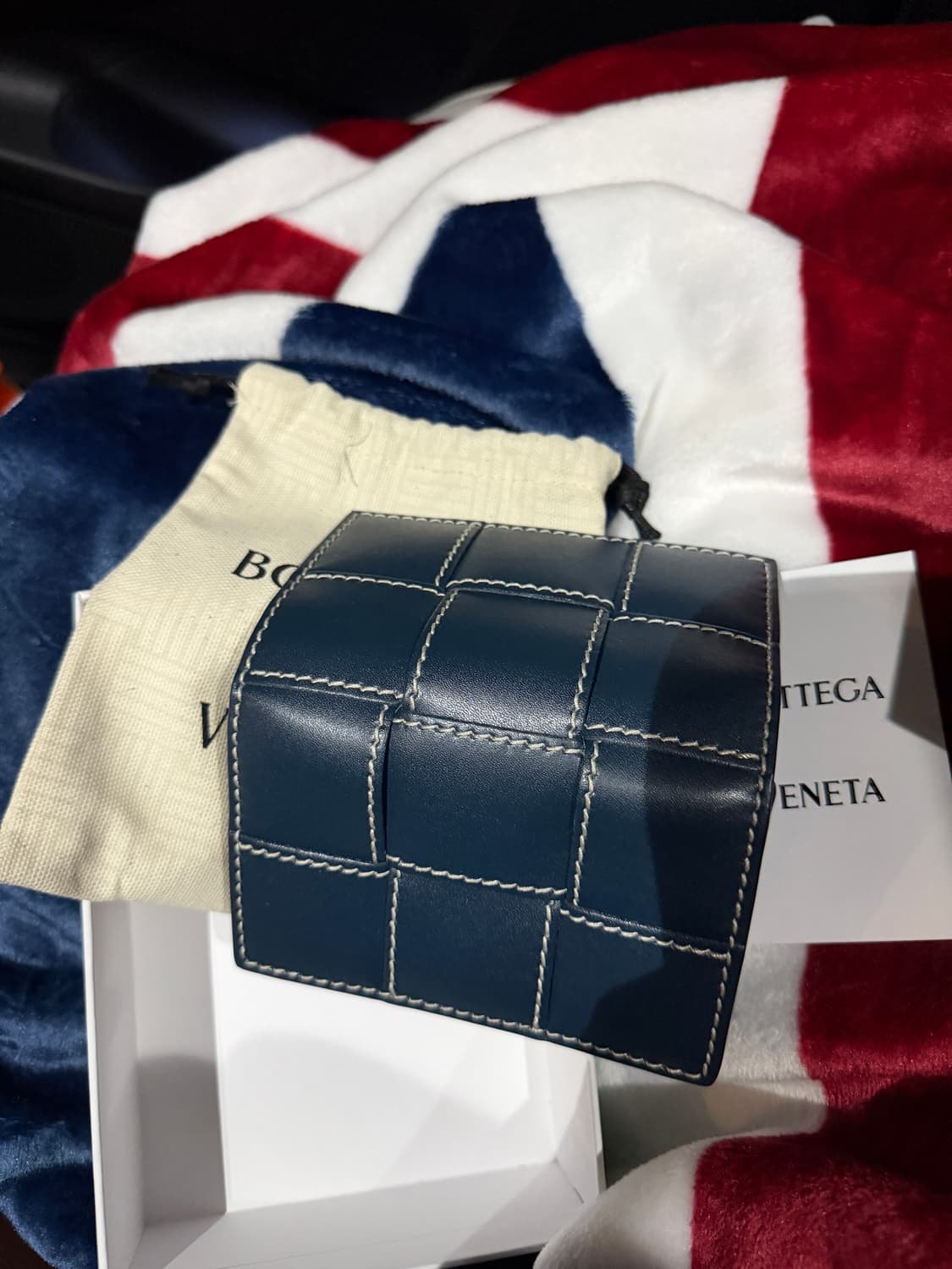 보테가베네타 카세트 스티치 카드지갑 한정판 딥블루 판매 상품이미지6
