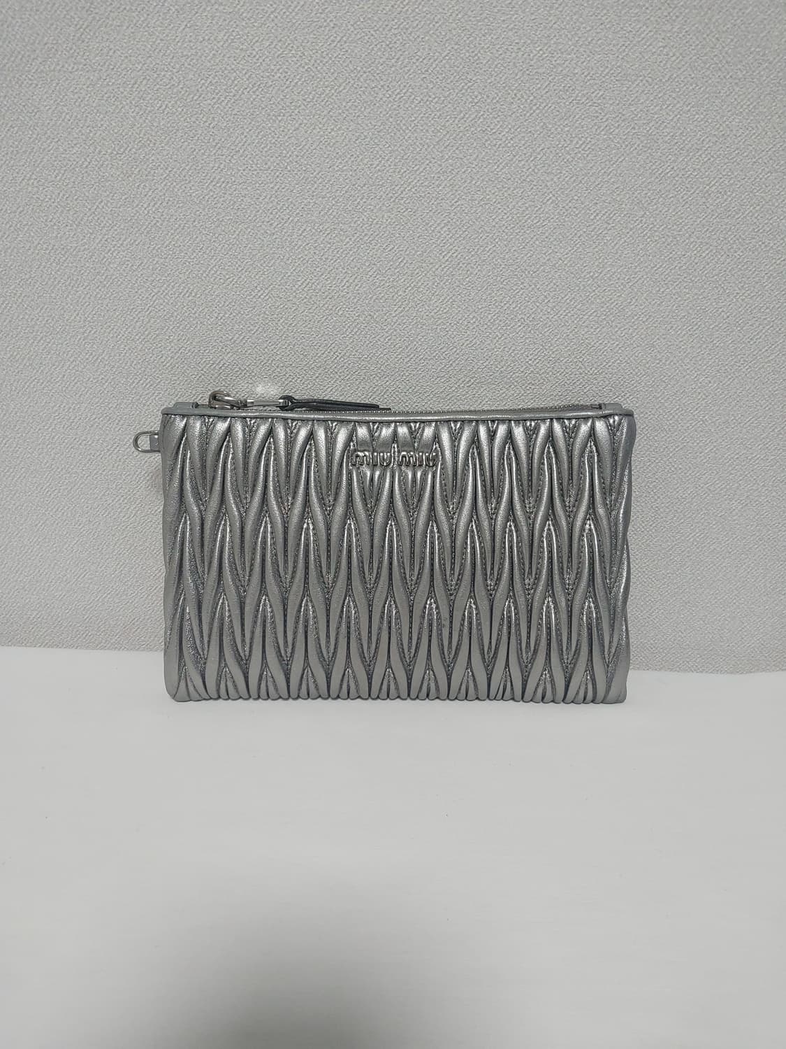 정품 미우미우 마테라쎄 클러치 실버 상품이미지1
