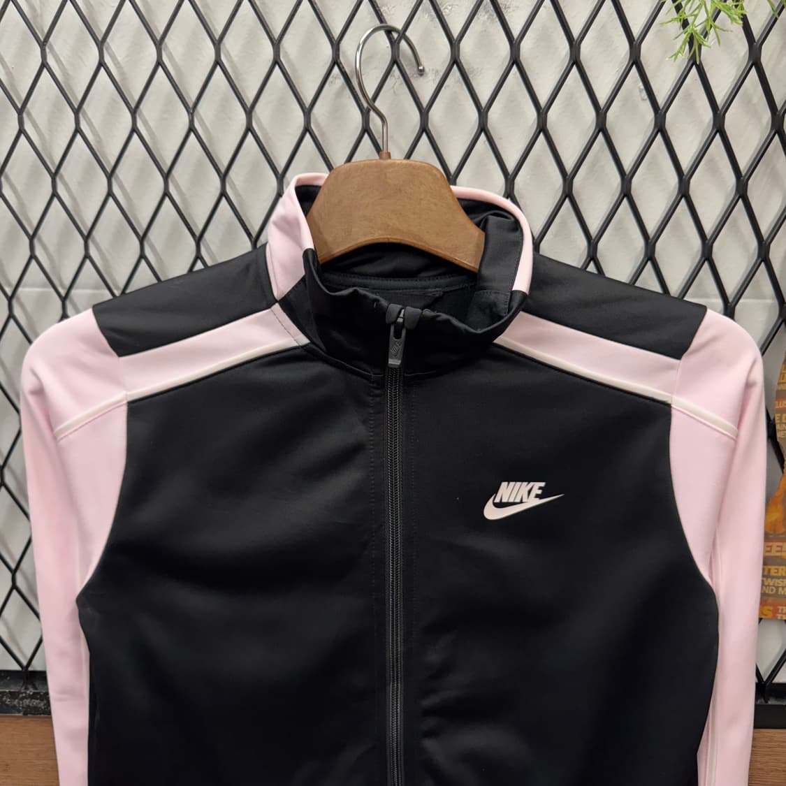 나이키 스포츠웨어 푸추라 트랙수트 전면 로고 포인트 블랙 핑크 상품이미지3