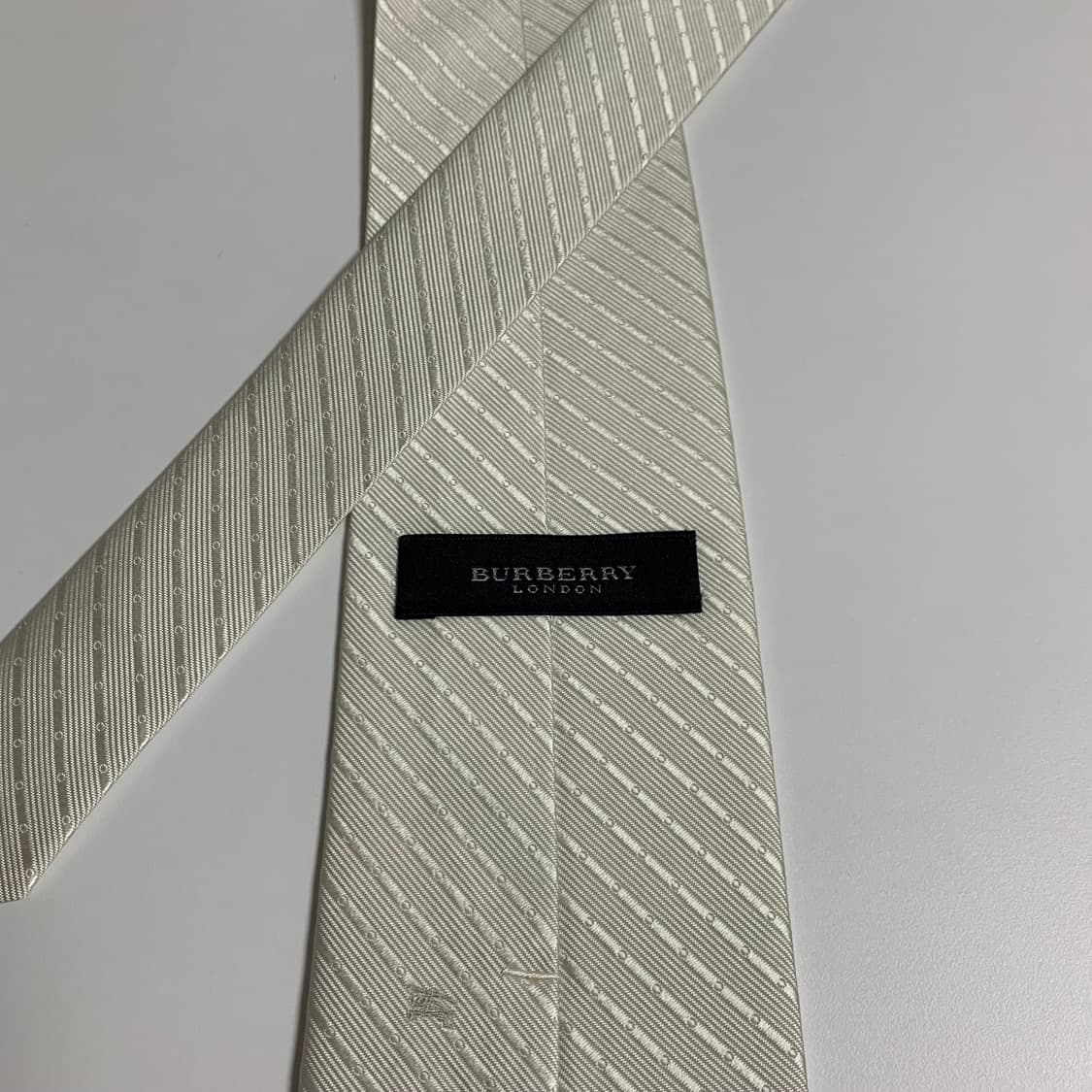 버버리(BURBERRY) 화이트컬러 스트라이프 명품넥타이 심플로고 최상급 상품이미지5