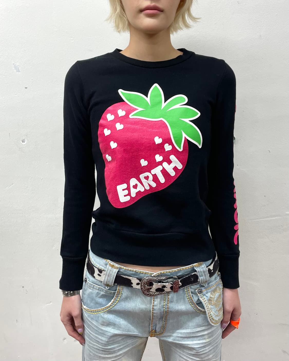 EARTH Big Strawberry Glossy Sweatshirt  상품이미지2