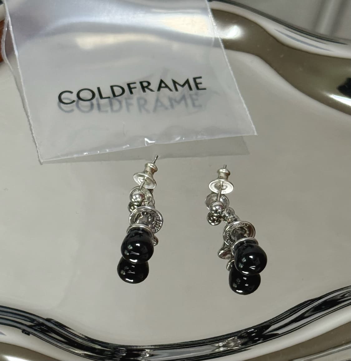 coldframe 콜드프레임 블랙벨 이어링 상품이미지1