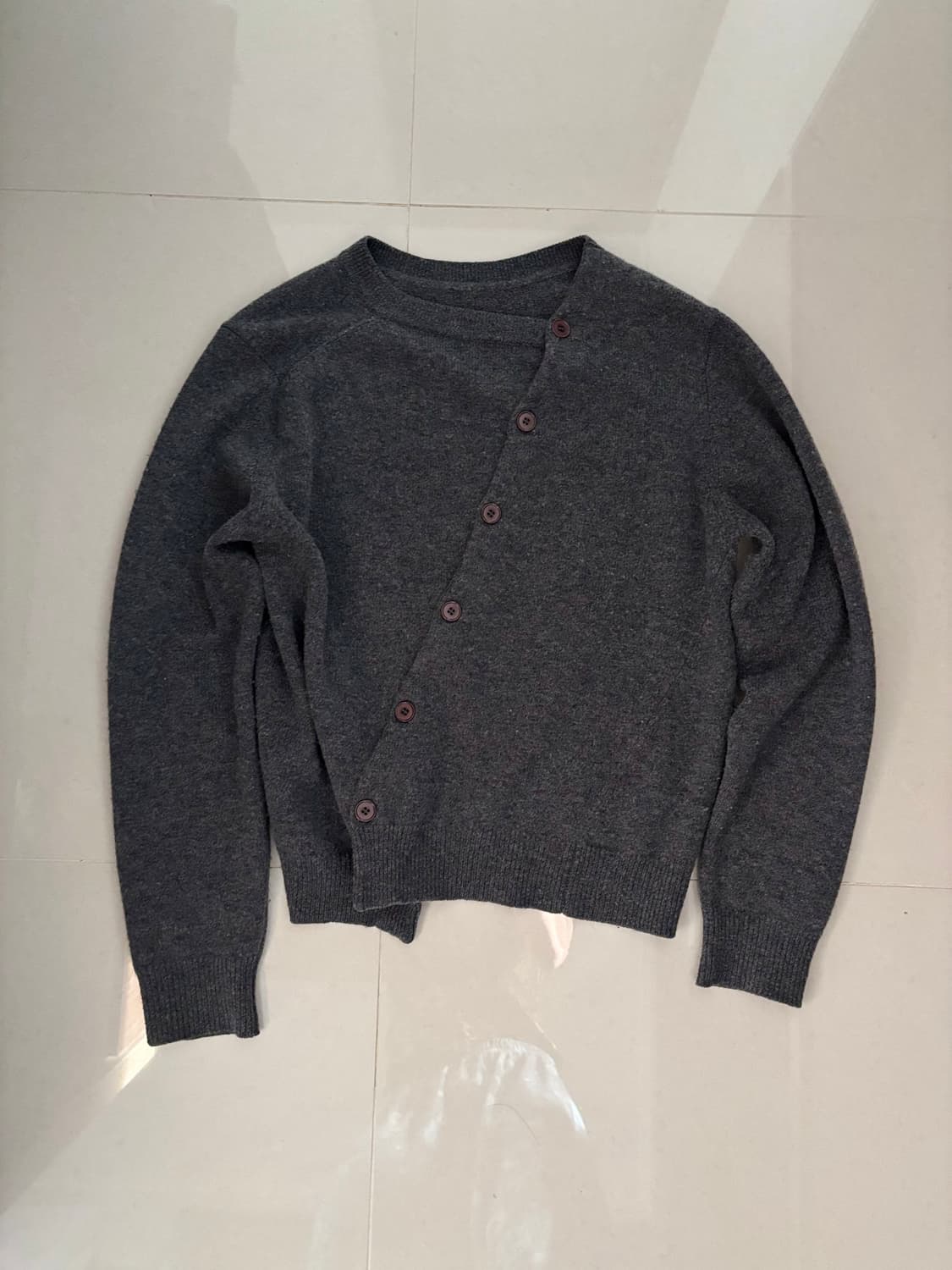 누마레 EE 사선 가디건 차콜 L 상품이미지1