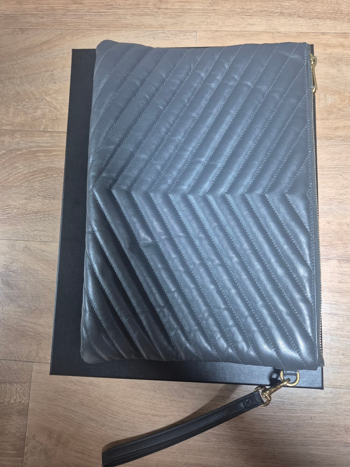 생로랑 마들라세 클러치 회색 상품이미지3