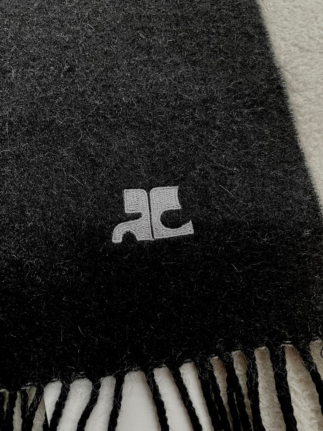 꾸레쥬 로고 리버시블 머플러 블랙 그레이 상품이미지8