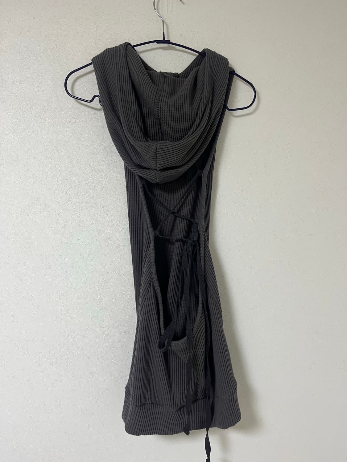 샵페어리 waffle halter neck hoodie 챠콜 상품이미지5