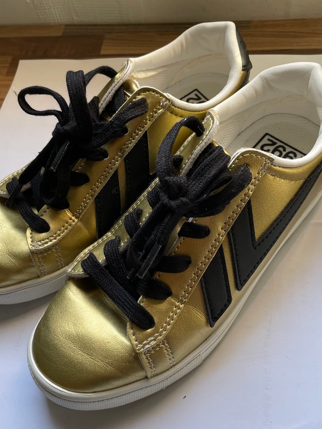 골드 스니커즈 230 상품이미지2