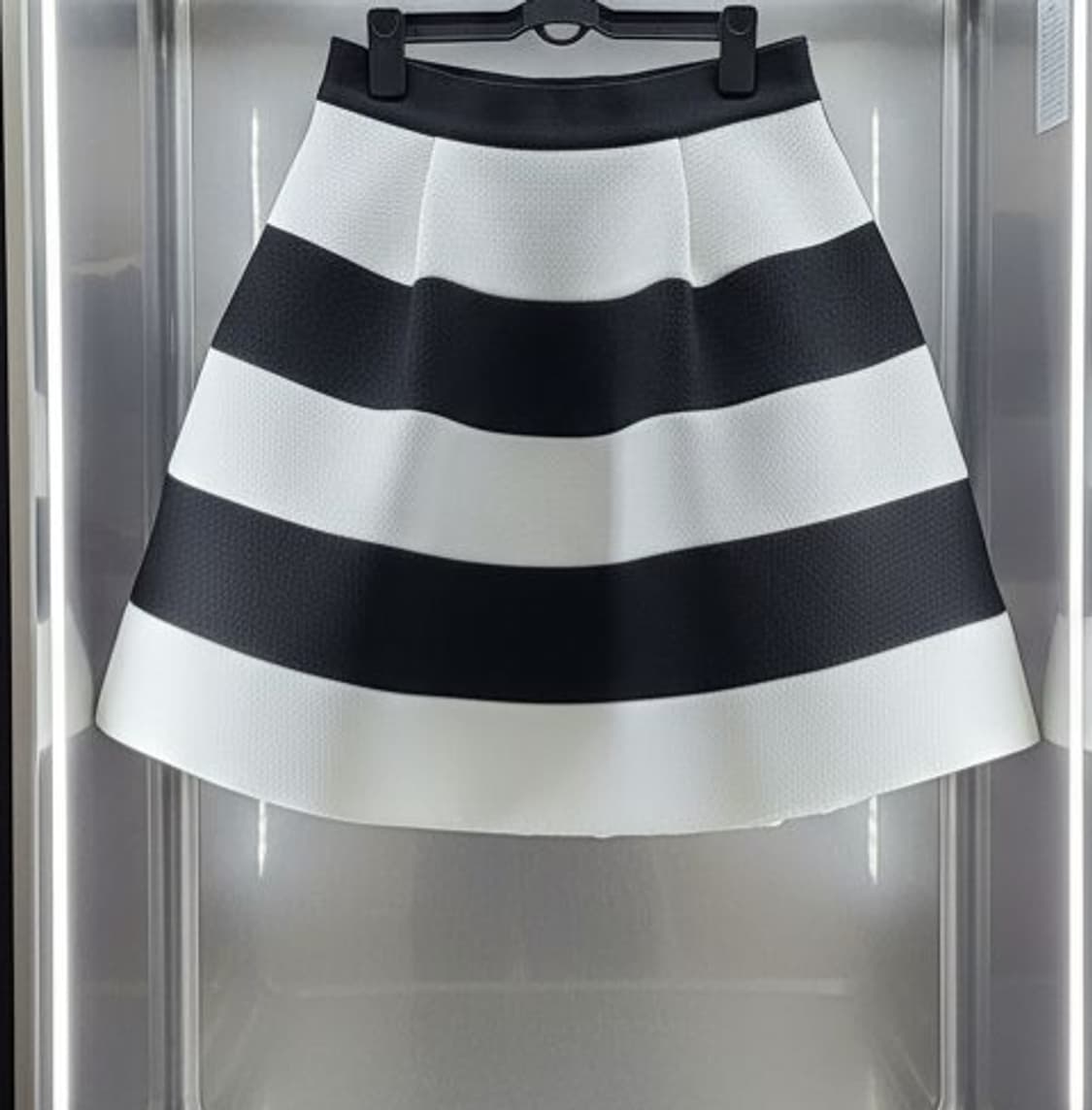 럭키슈에뜨 스트라이프 플레어 스커트 38 정품 (정가 58만원) 상품이미지1