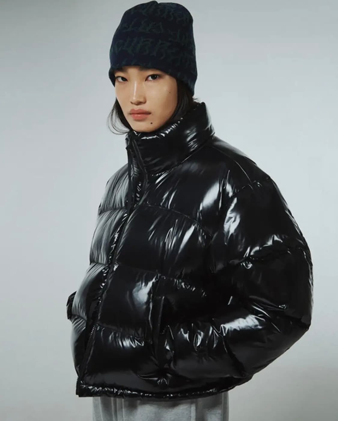 커렌트 숏 푸퍼 패딩 글로시 블랙 판매합니다 상품이미지1