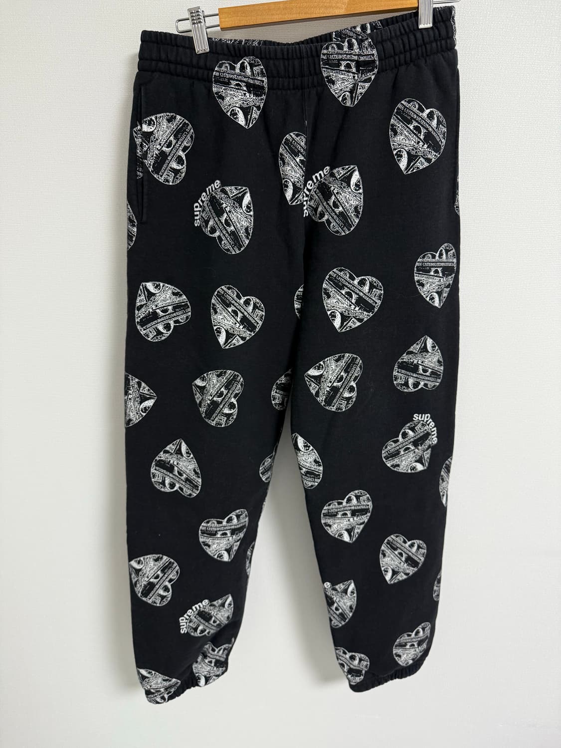 슈프림 러브 캐쉬 스웨트팬츠 블랙 - 24FW 상품이미지1