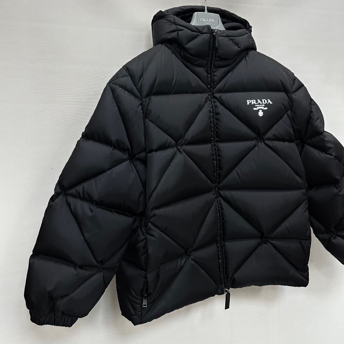 프라다 리나일론 개버딘 크롭 다운 자켓 ( 여성 오버핏 ) 상품이미지2