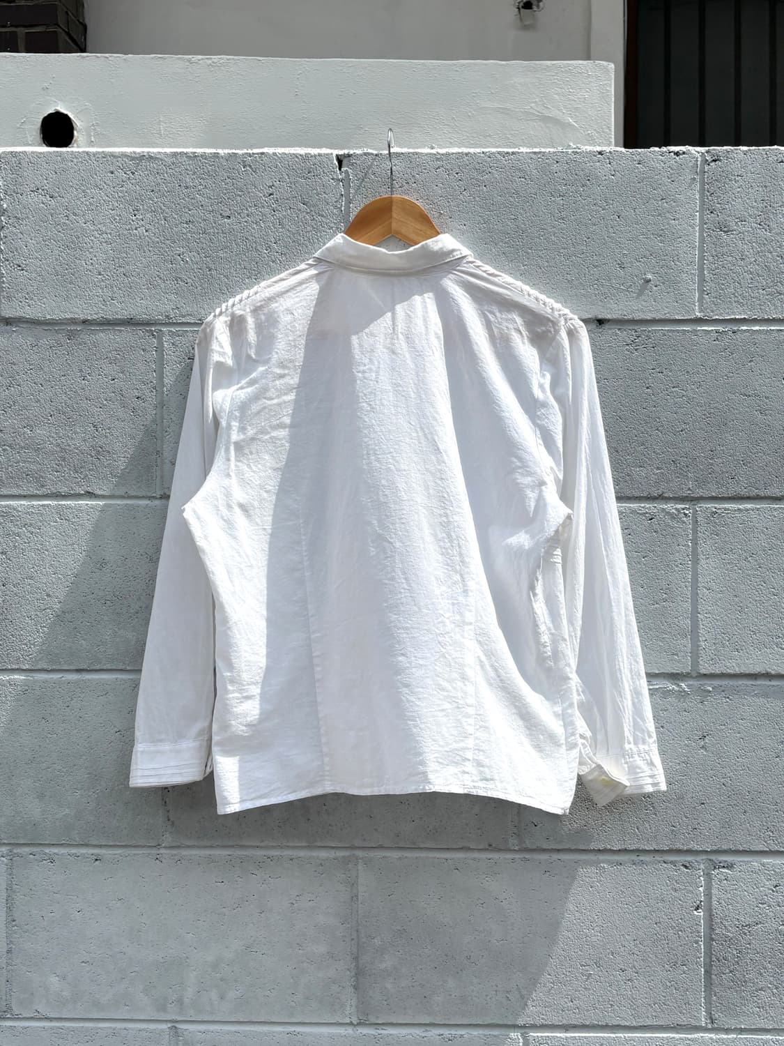 쉐브론 핀턱 화이트 셔츠 상품이미지3