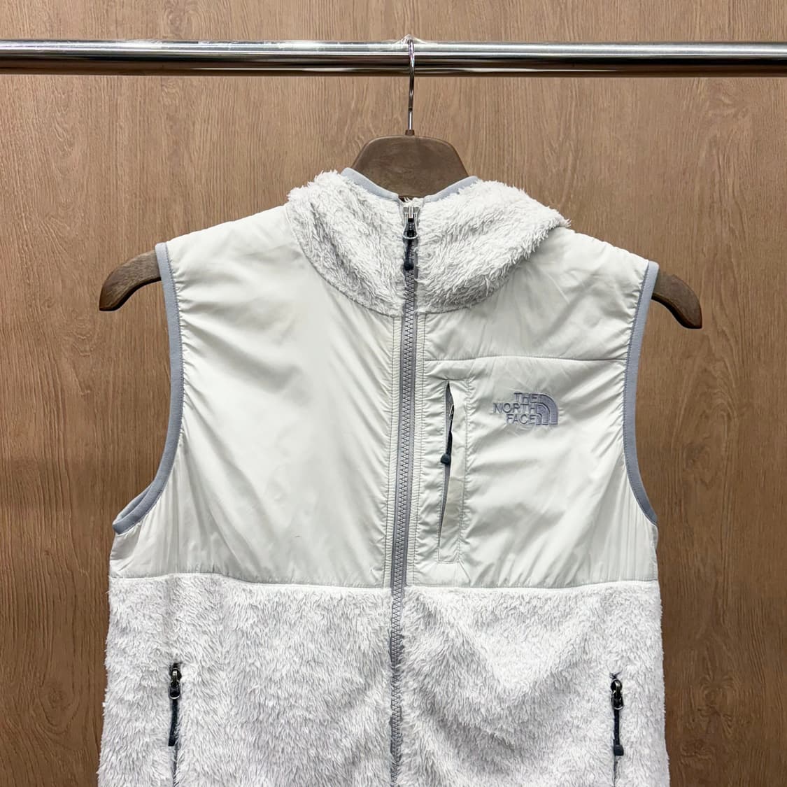 노스페이스 쉐르파 플리스 베스트 나일론 배색 지퍼 포켓 디테일 아이보리 상품이미지4