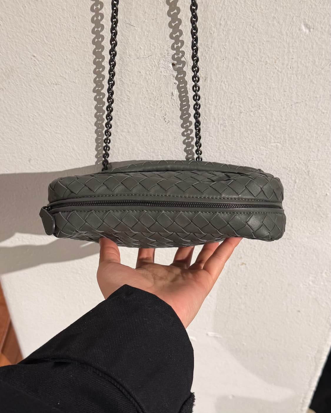 보테가 베네타 차콜 인트레치아토 나파 미니 체인 크로스백 상품이미지6