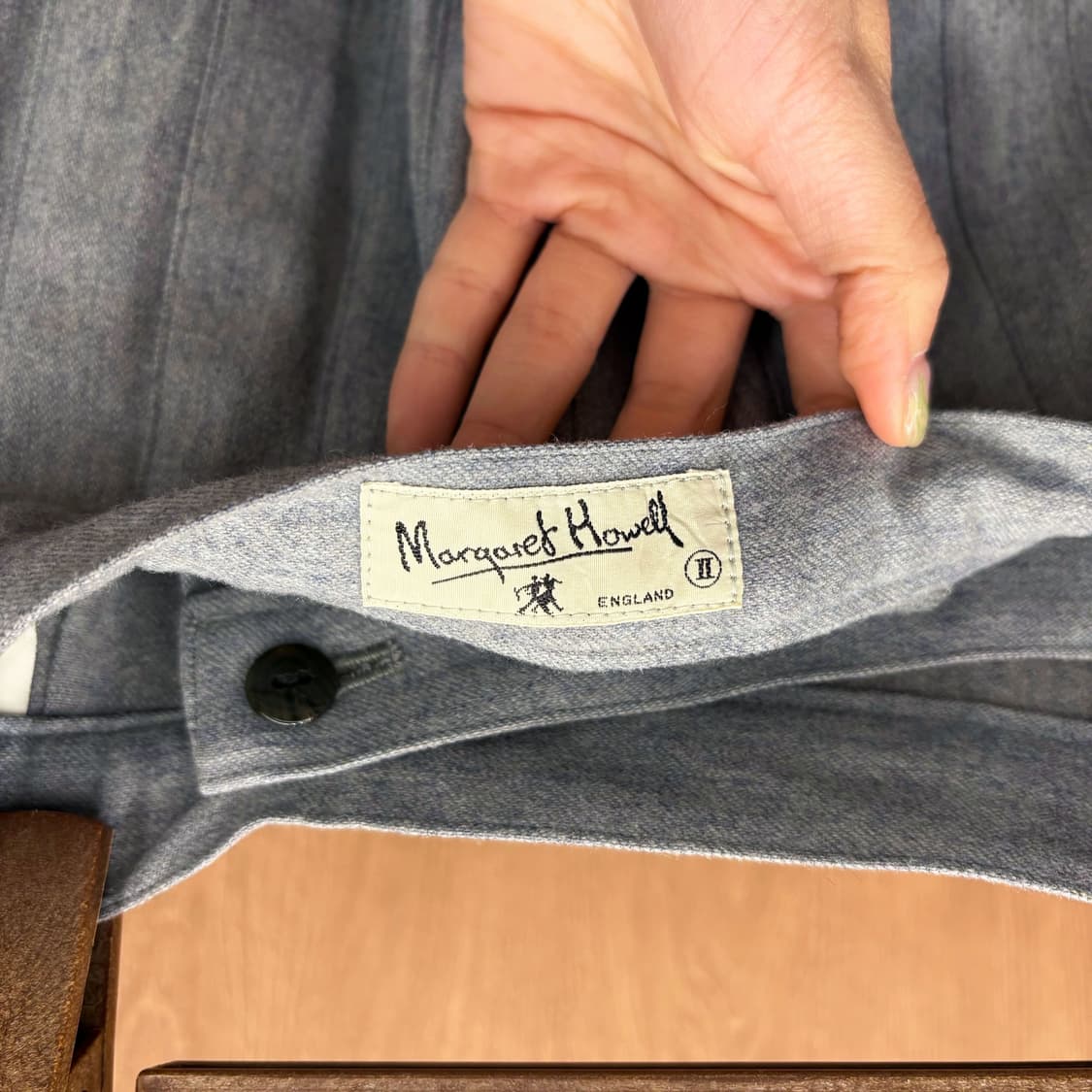 마가렛호웰 미디 스커트 박스 플리츠 웨이스트 밴드 버클 디테일 그레이 상품이미지7