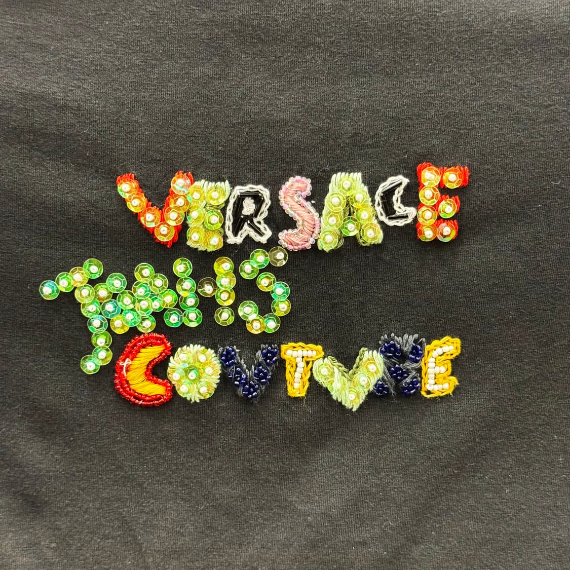 베르사체 진스 반팔 티셔츠 꾸뛰르 비즈 자수 로고 디테일 슬림핏 블랙 상품이미지6