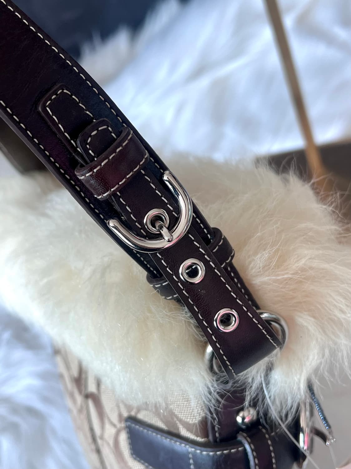 90s coach 시그니처 크림 퍼 트리밍 블루 스웨이드 소호 숄더백 상품이미지5