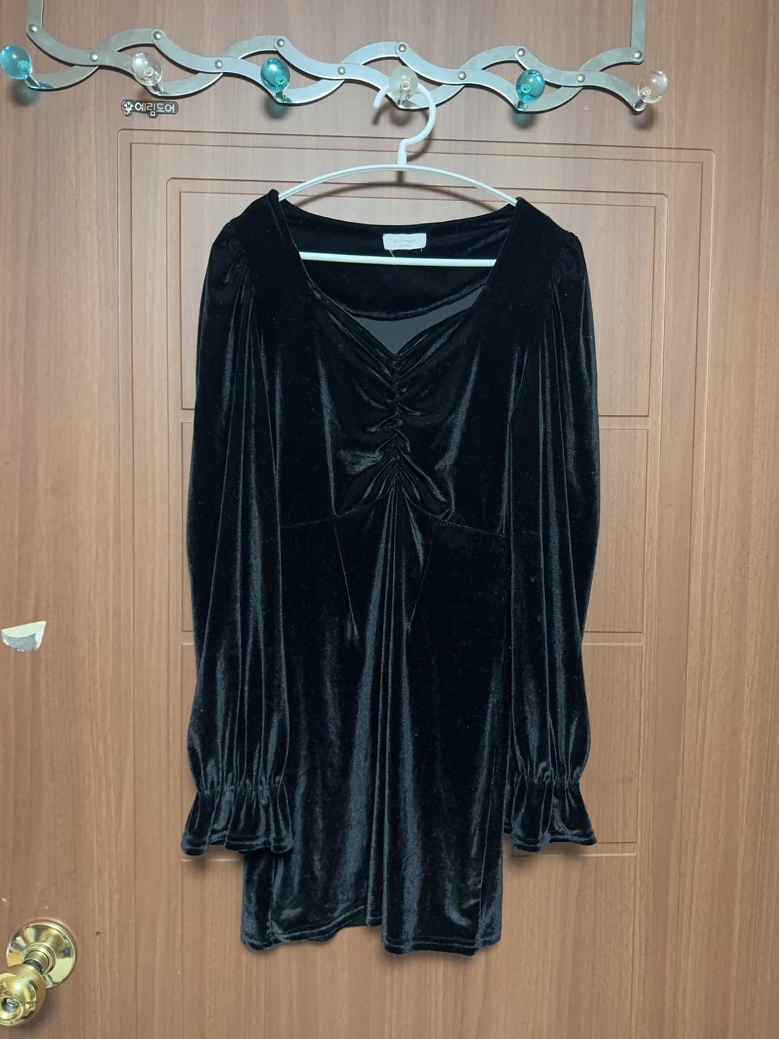 에이블리 무신사 지그재그 연말룩 공겜여주 에이블리 벨벳 블랙 원피스 상품이미지2