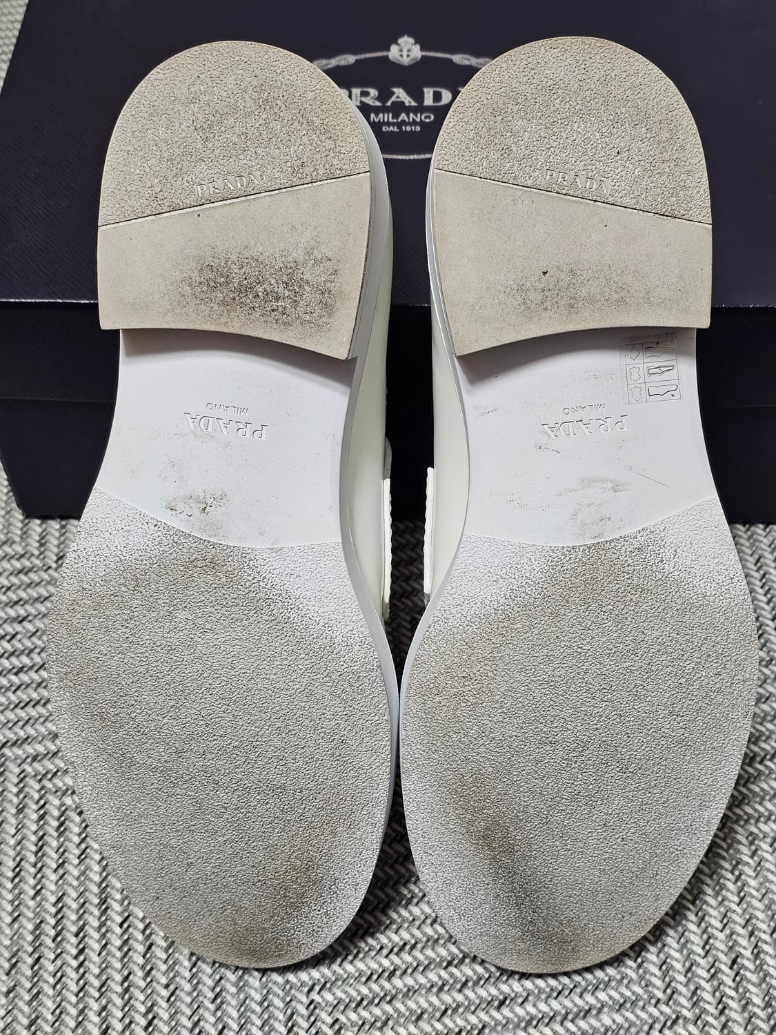 프라다 브러쉬드 가죽 로퍼 상품이미지9