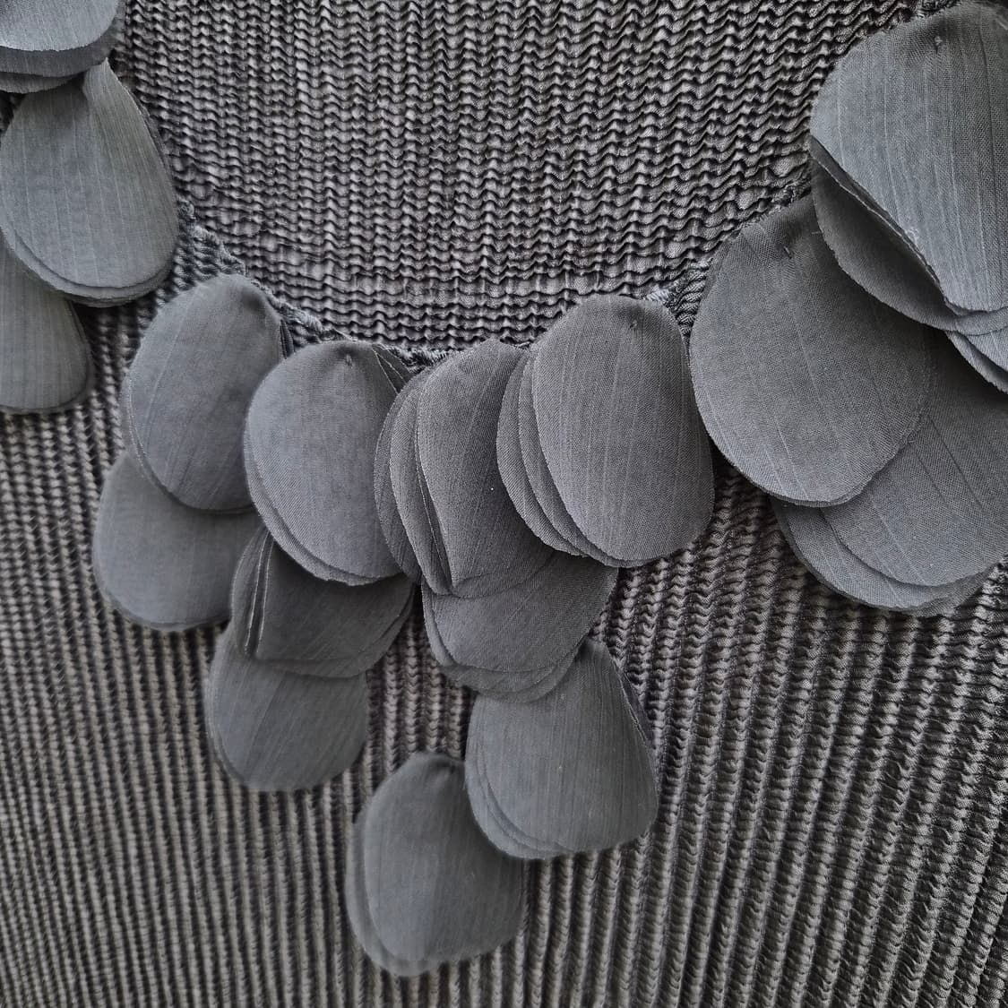 스피치오 블랙 플리츠 페탈 넥 원피스 상품이미지4