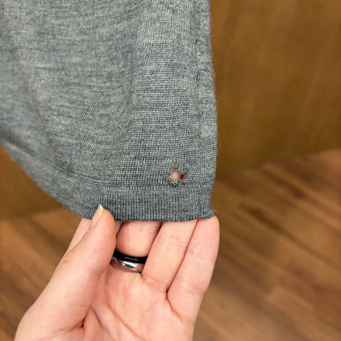 랑방 브이넥 7부 니트 플라워 아플리케 쉬폰 오간자 텍스처 디테일 그레이 상품이미지9