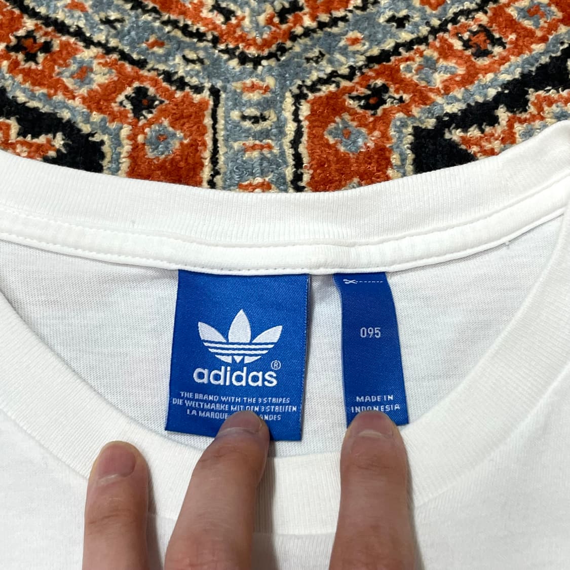 아디다스 오리지널 블랙 시그니처 로고 화이트 반팔티셔츠 여성95 상품이미지3