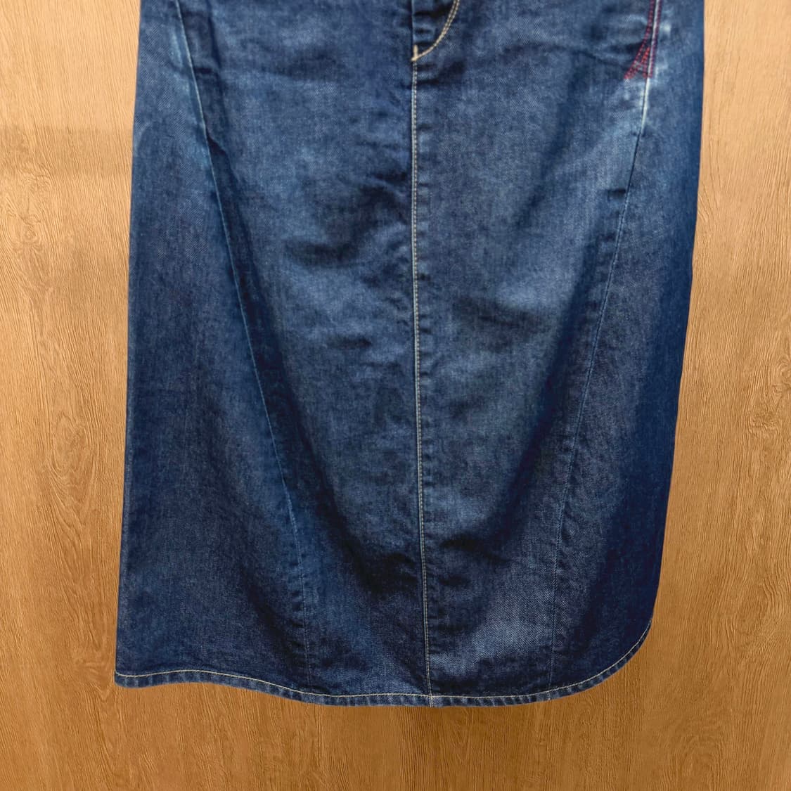 리바이스 엔지니어드진 데님 롱 스커트 백 스트랩 디테일 중청 상품이미지5