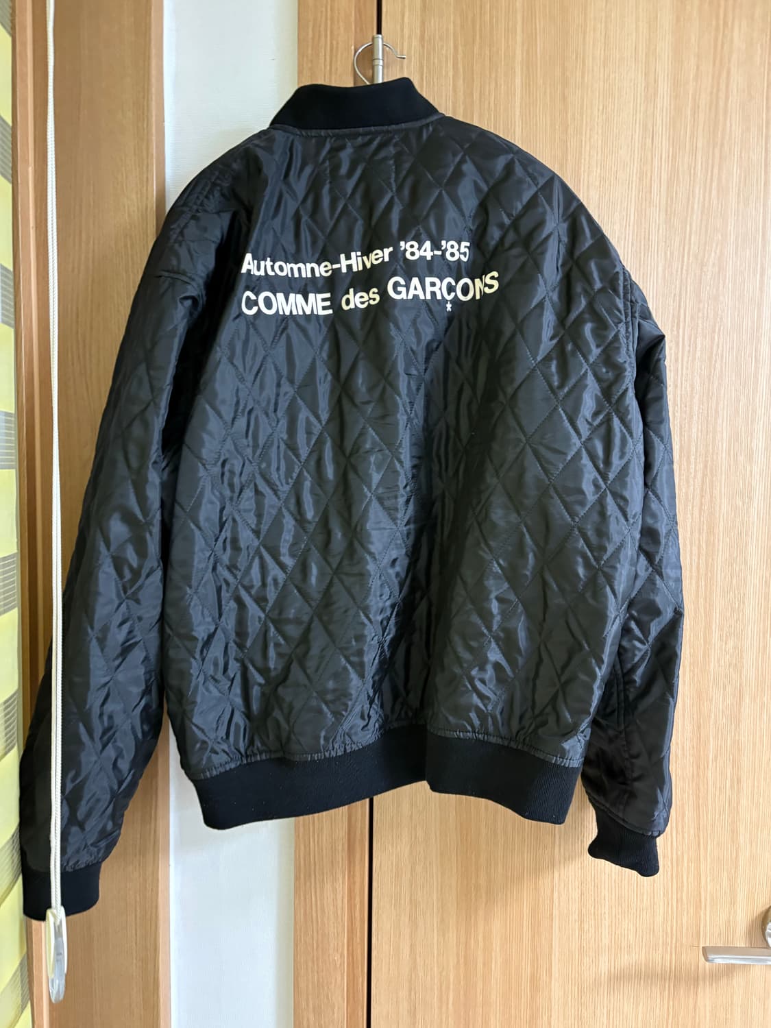 꼼데가르송 CDG 백 로고 84-85 퀄팅 스태프 블루종 자켓 블랙  상품이미지3