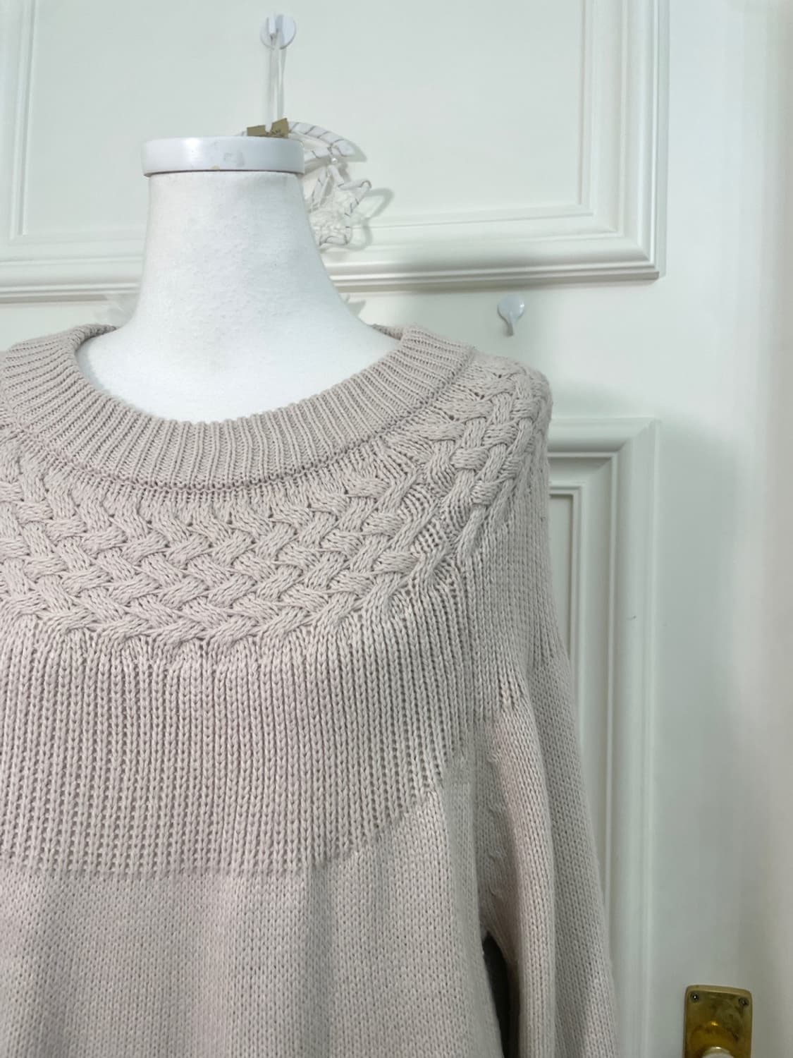 ivory shoulder twist reglan over sweater 상품이미지6