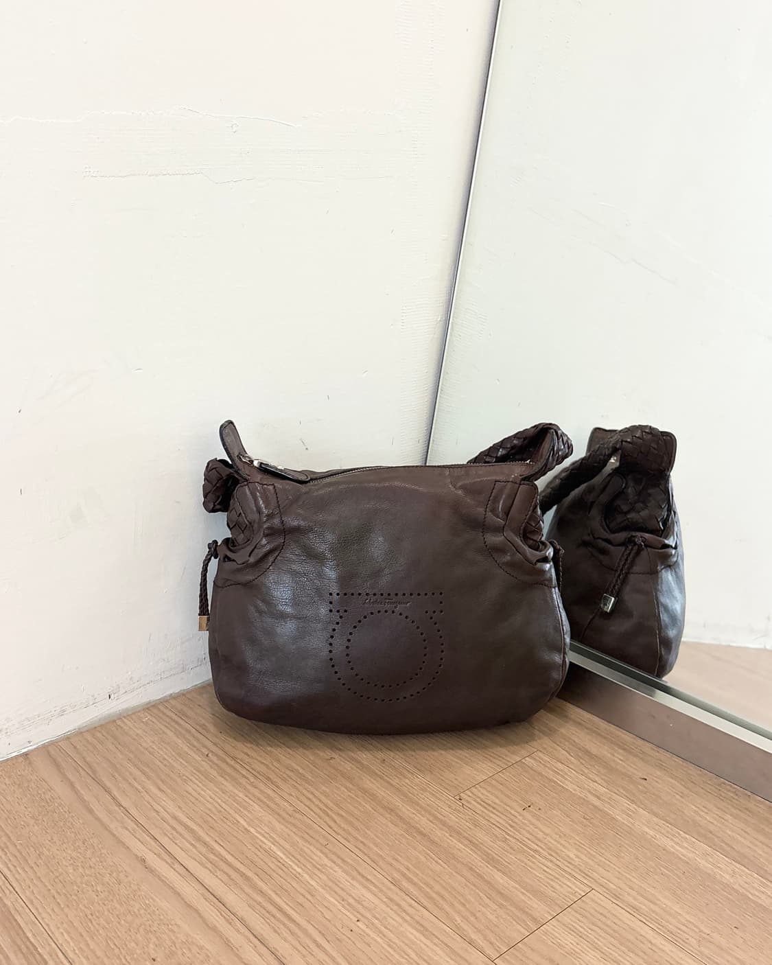 페라가모 브라운 간치니 레더 핸드백 상품이미지2