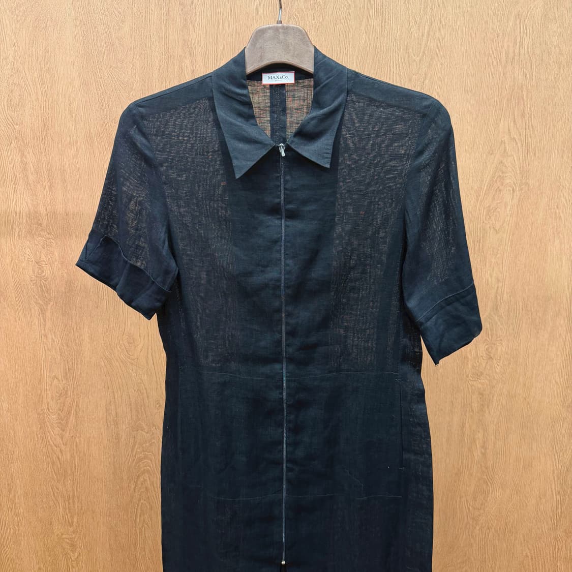 막스앤코 반팔 셔츠 카라 원피스 전면 풀 집업 시어 텍스처 디테일 블랙 상품이미지4