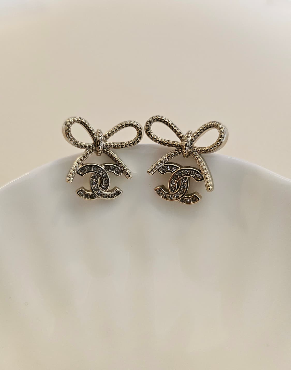 샤넬 샴페인골드 리본 CC로고 귀걸이 업사이클링 상품이미지1