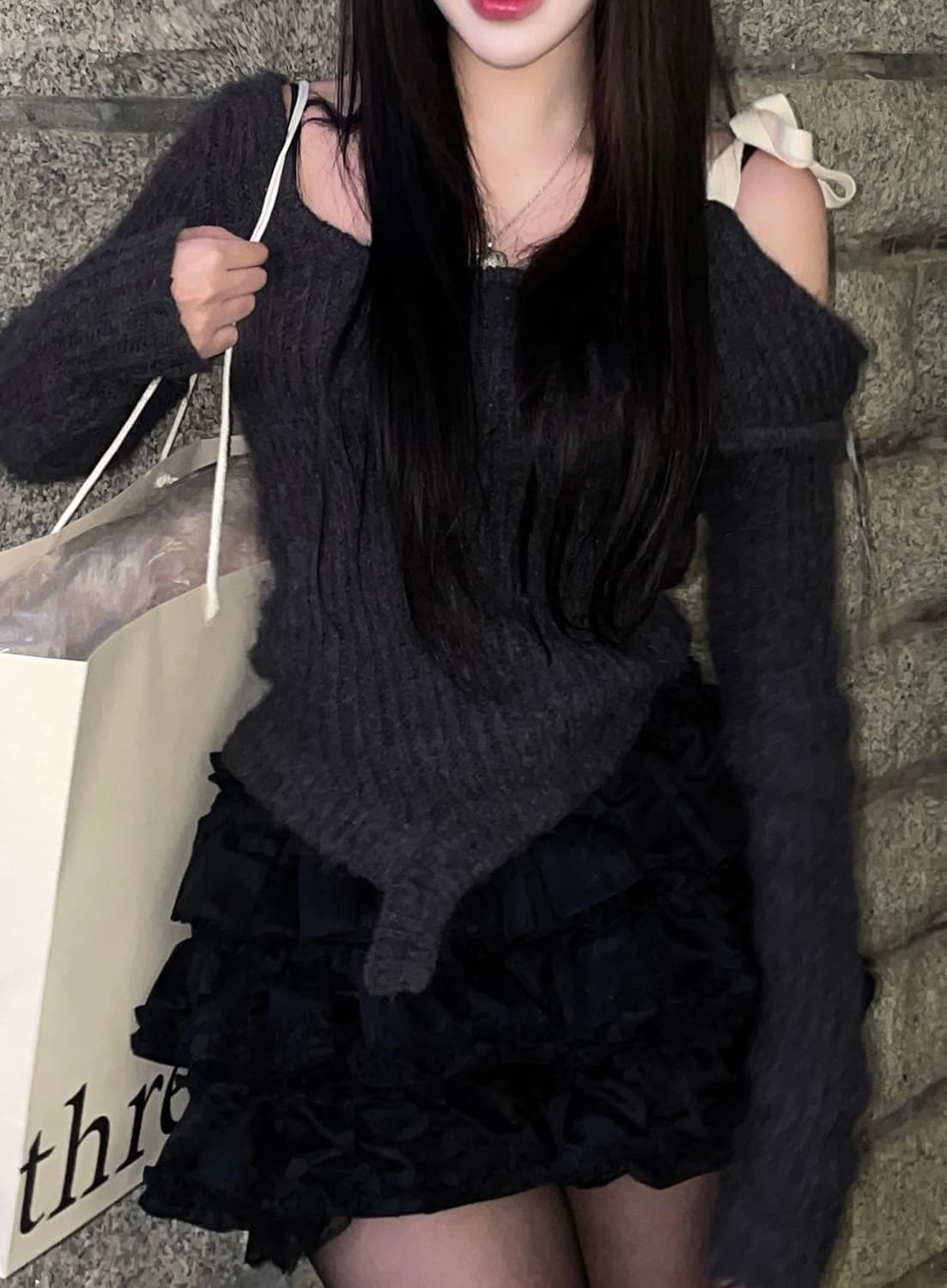 GLOWNY ISA ASYMMETRICAL KNIT TOP (SOOT) 상품이미지2