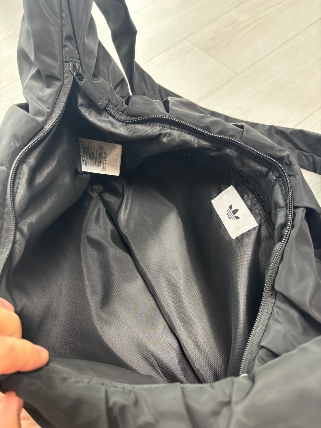 아디다스 오리지널스 클라우드 숄더백 크링클 버전 라지 블랙 상품이미지3