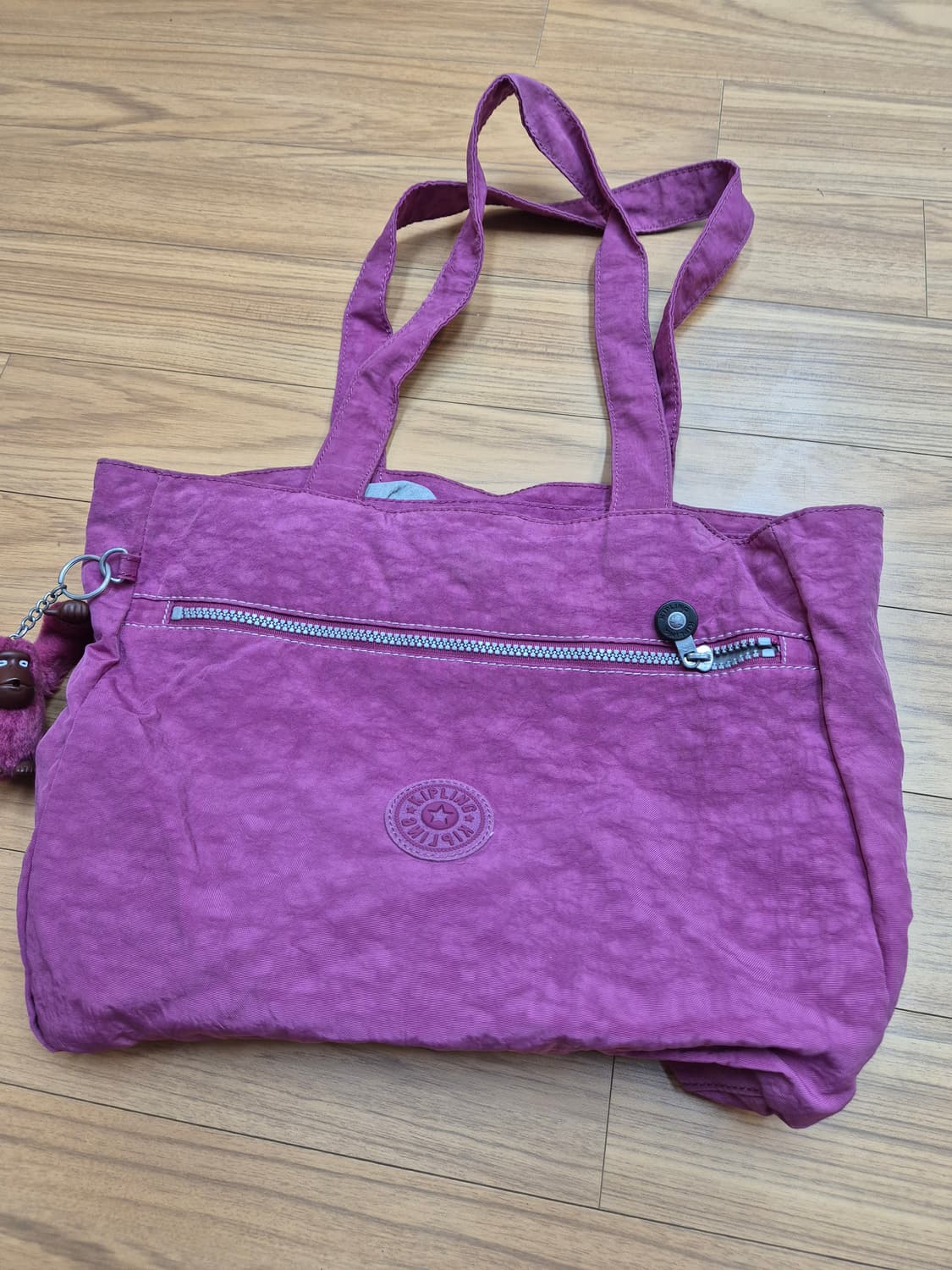 키플링 퍼플 토트백 K13610-161 모델입니다. 가벼운 소재라 데일리 상품이미지1