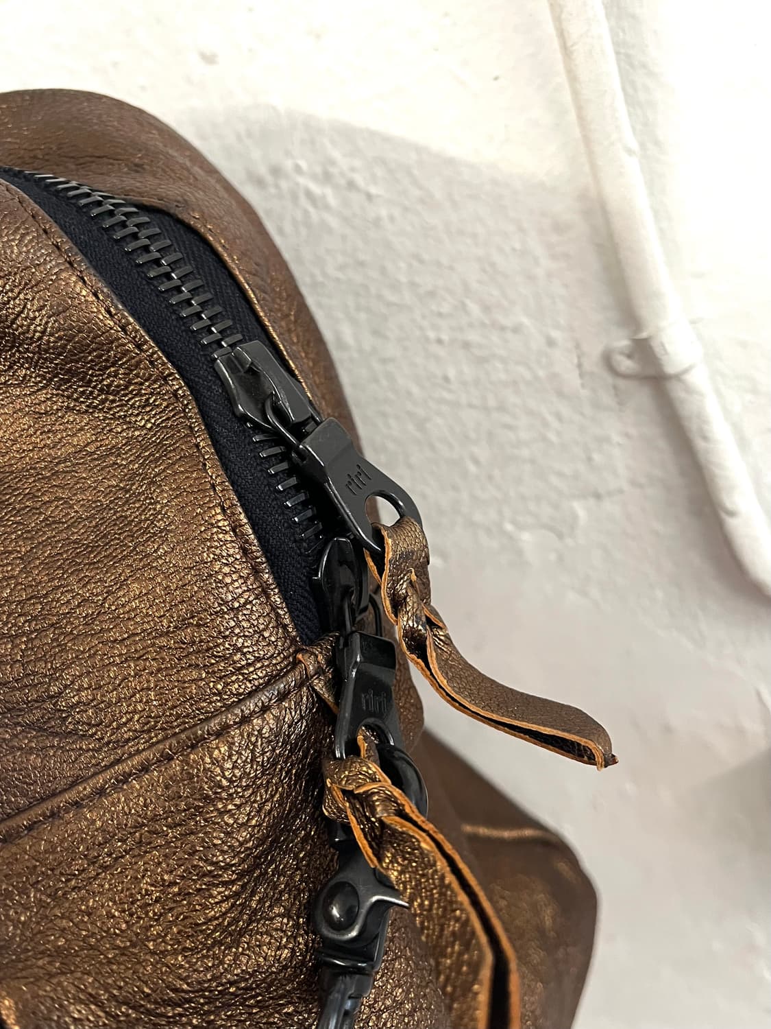 ROEN 히로무 타카하라 스컬 스터드 체인 레더백 상품이미지4