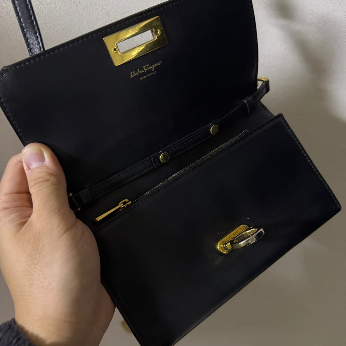 페라가모 간치니 금장 미니 크로스백  상품이미지7