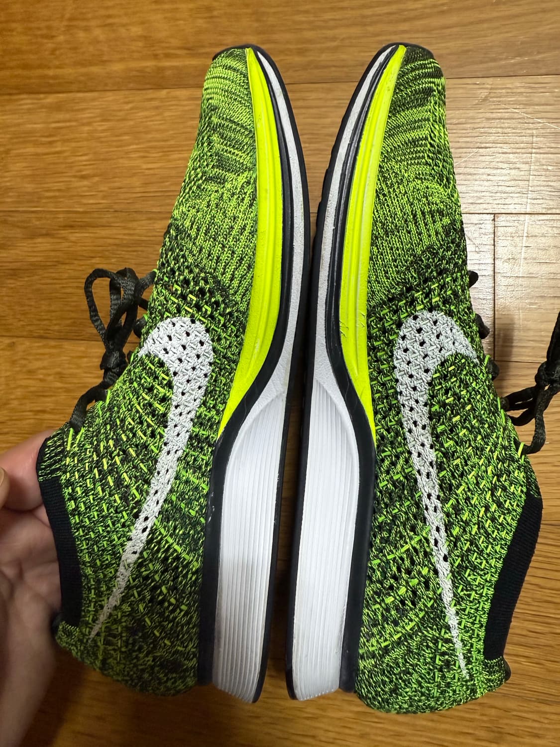 255 나이키 플라이니트 레이서 볼트 상품이미지3