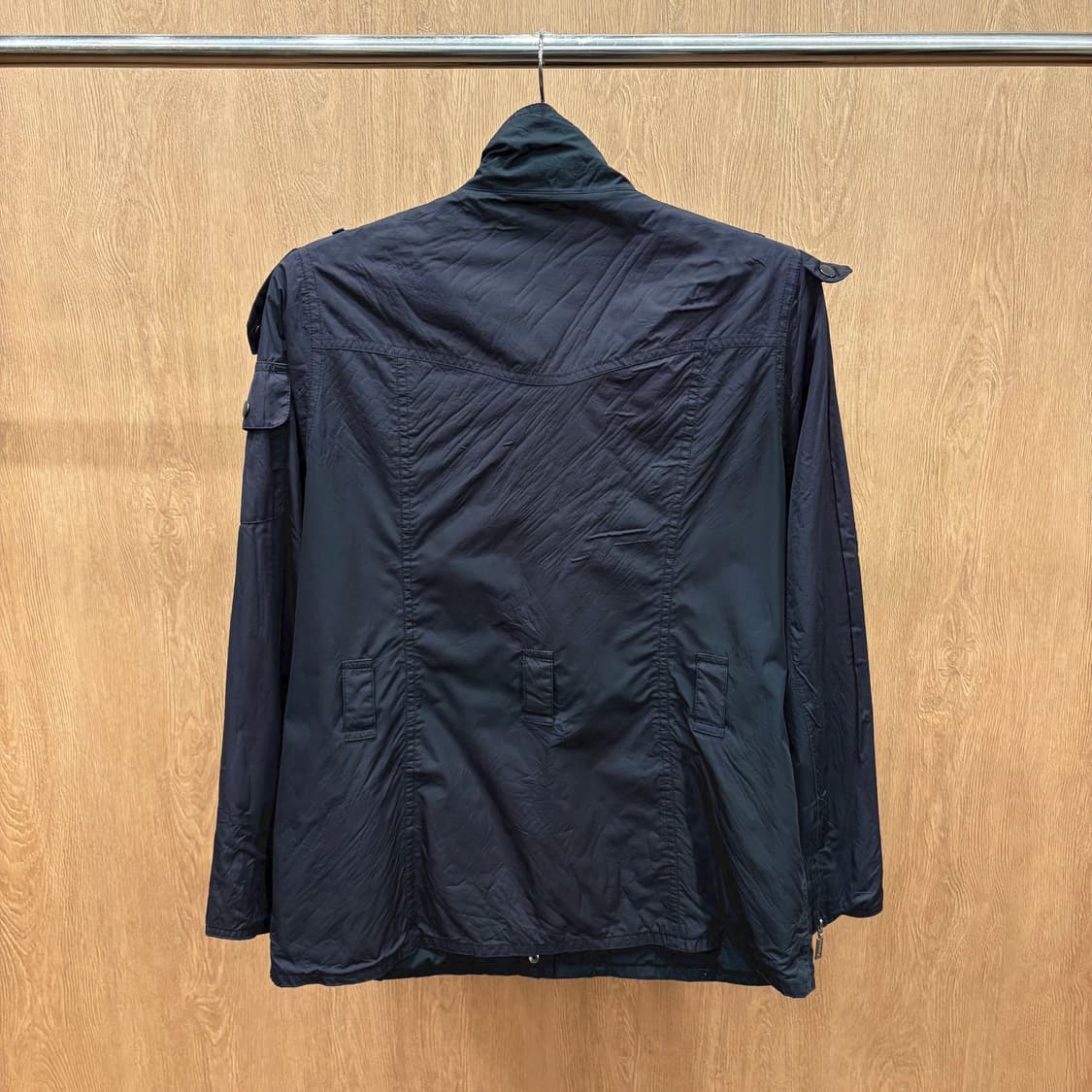 바버 필드 자켓 퀵 고정 플랩 숄더 에폭시 디테일 레귤러핏 블랙 상품이미지3