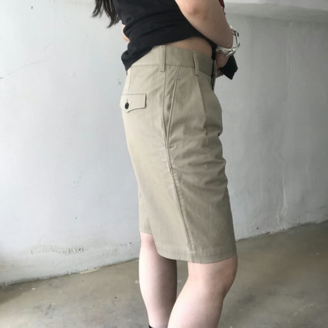 생로랑(Saint Laurent) 클래식 턱 디테일 미디 치노 반바지 상품이미지4