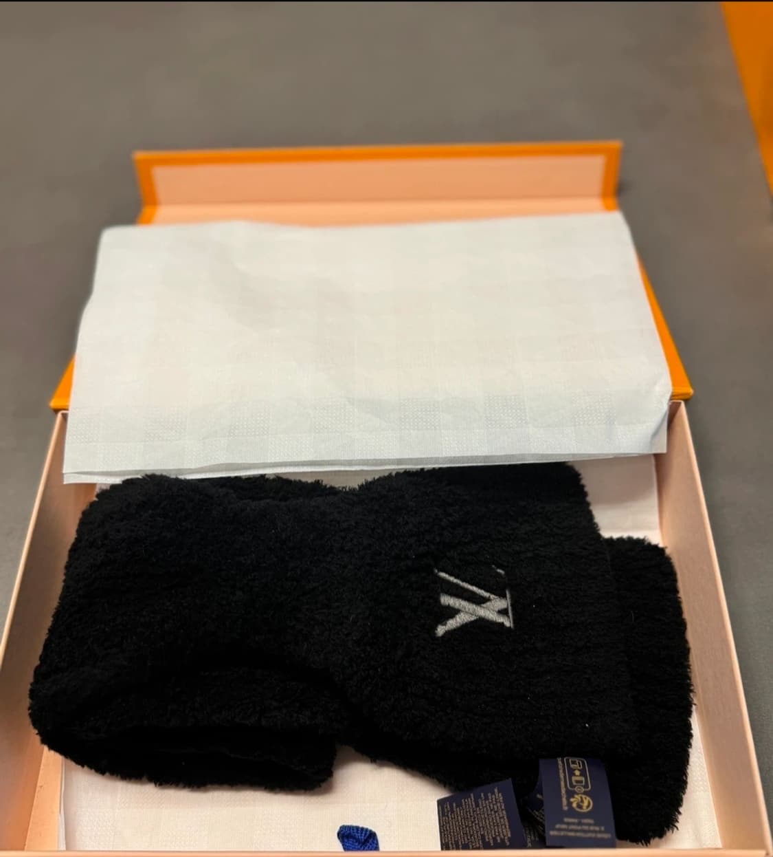 루이비통 온리 LV 미니 컴피 머플러 블랙 상품이미지4