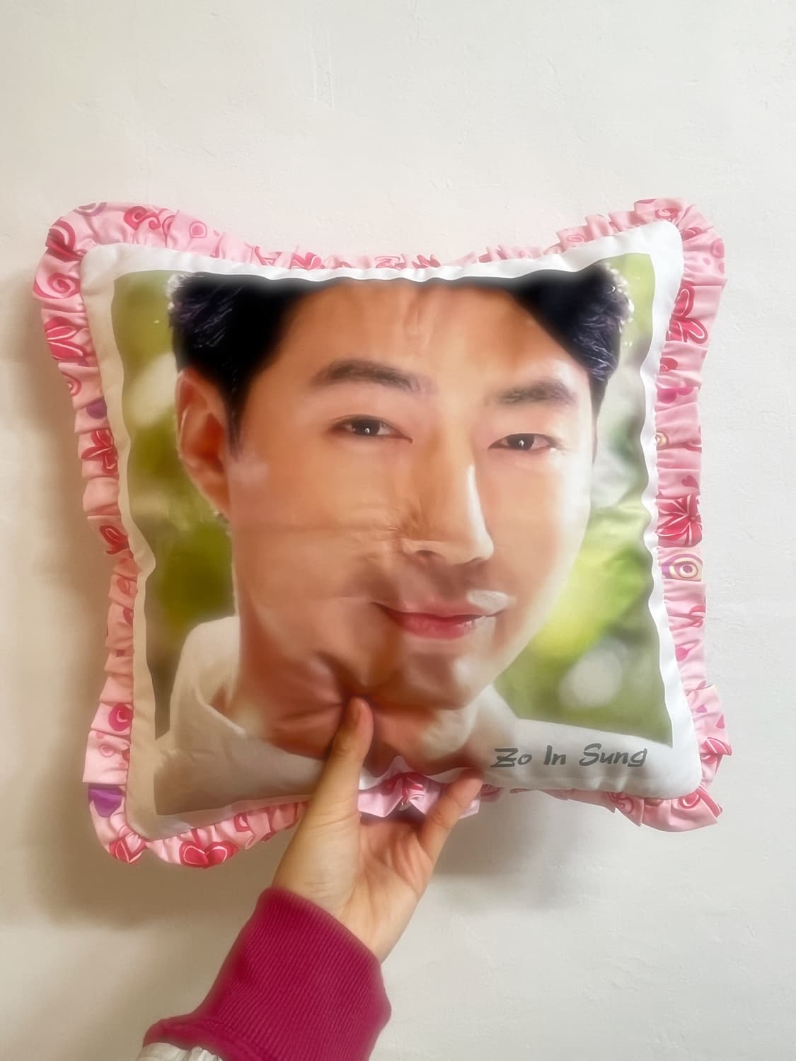 그윽한 눈빛의 조인성 쿠션 〰️ 상품이미지1