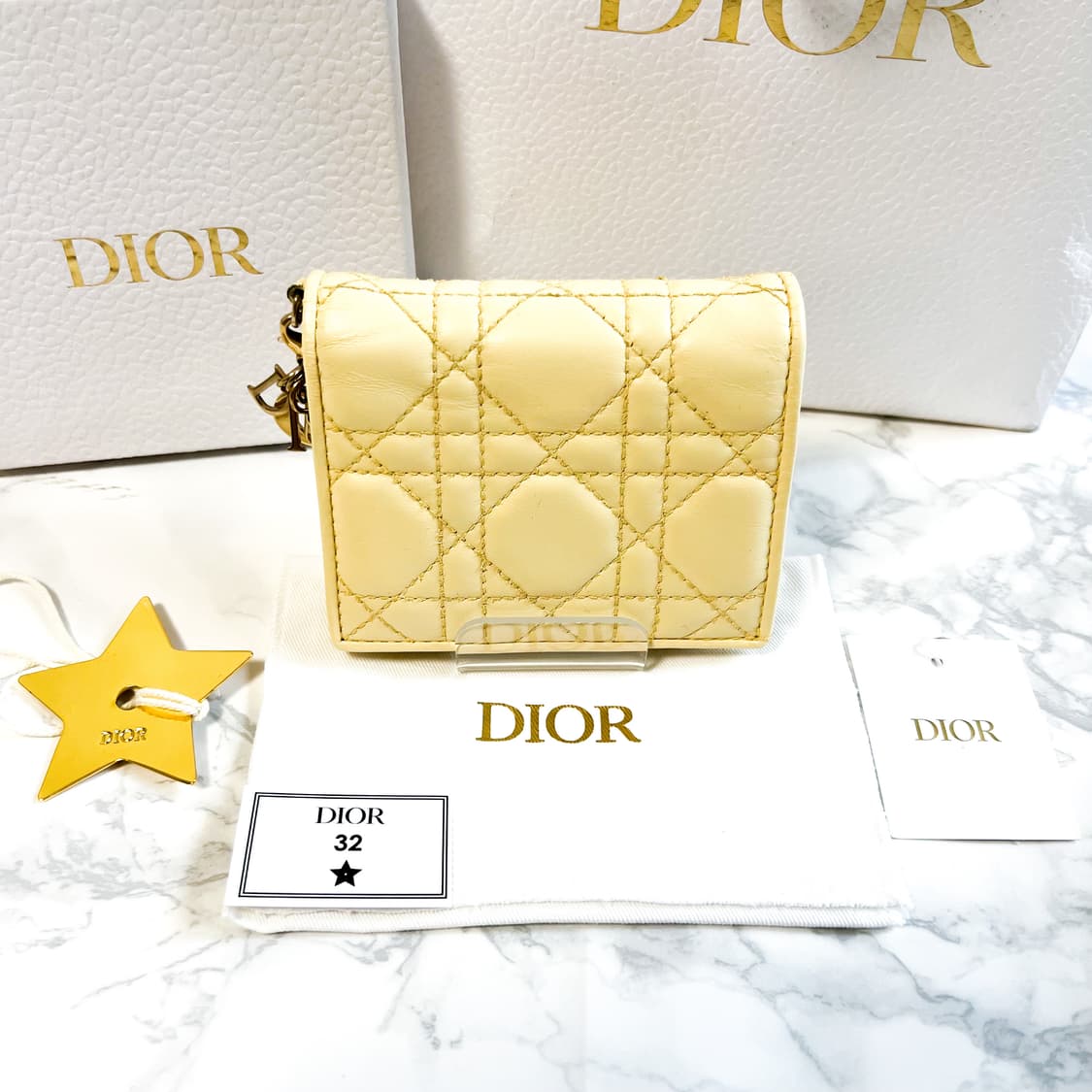 디올 레이디 까나쥬 램스킨 지갑 상품이미지1